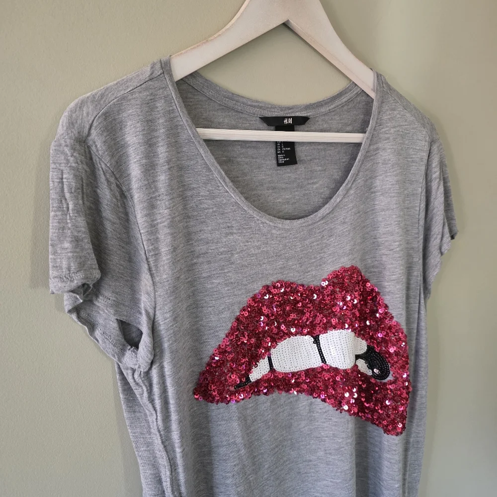 H&M L Y2K Modern Contemporary Indie Sleeze Grunge Sequin Lips Graphic T-Shirt - Picture 7 of 12